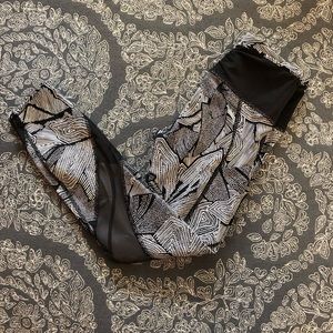 EUC Lululemon Workout Tights 7/8 with Mesh Detail